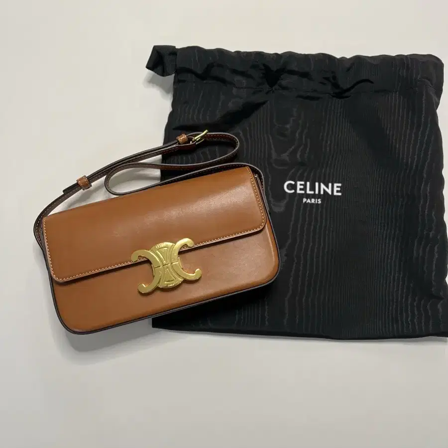 Celine 셀린느 트리오페 클로드 숄더백 스몰사이즈 탠 색상