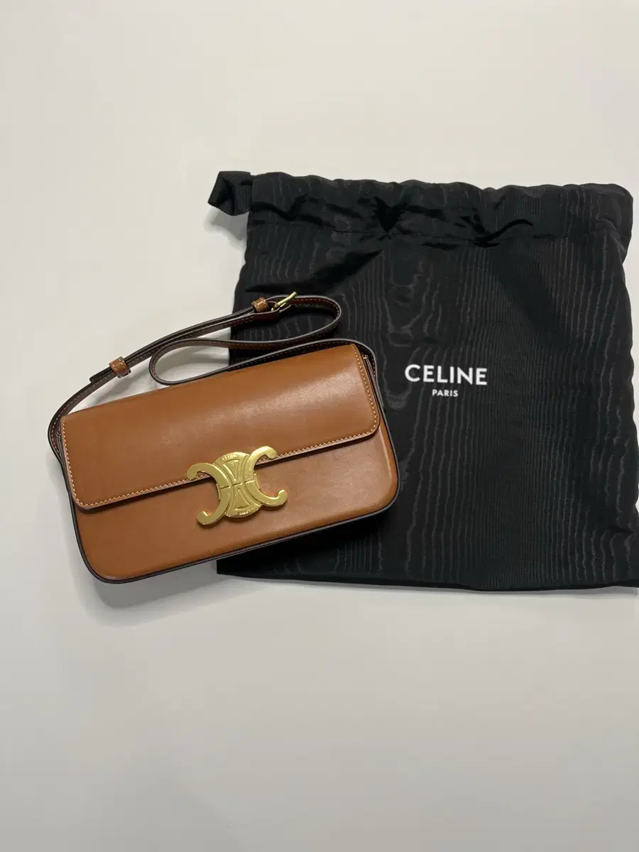 Celine 셀린느 트리오페 클로드 숄더백 스몰사이즈 탠 색상