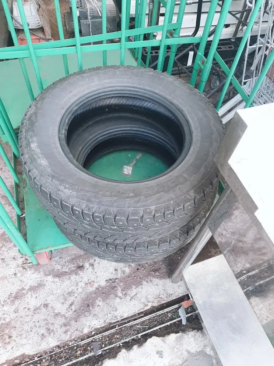 타이어 2개  215 / 70R16