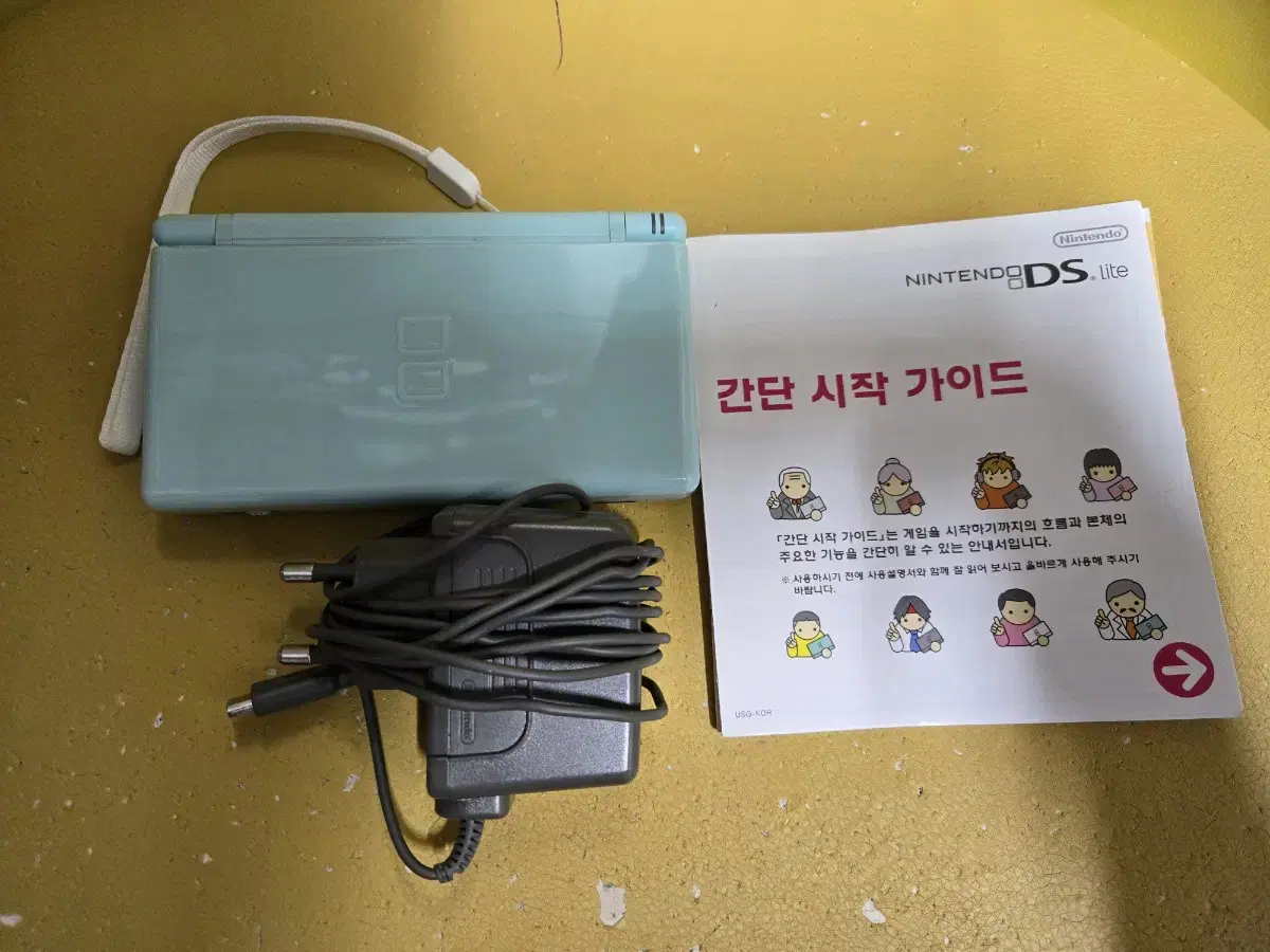 닌텐도ds lite 본체+충전기 팝니다~~