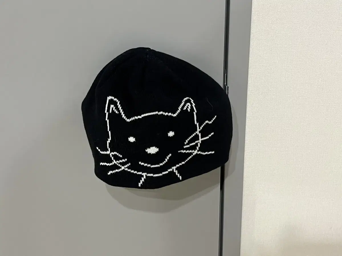 ARA CAT FACE BEANIE