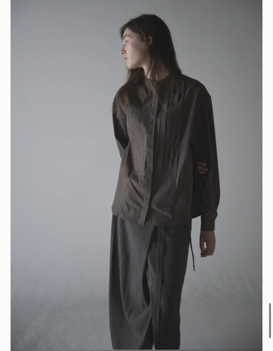 Yurt pintuck shirt khaki gray