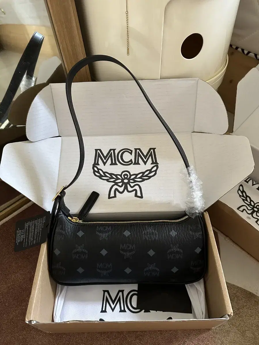 엠씨엠 MCM AREN VISETOS 호보백