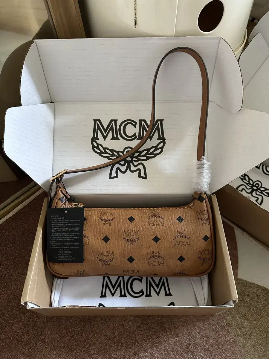 엠씨엠 MCM AREN VISETOS 호보백