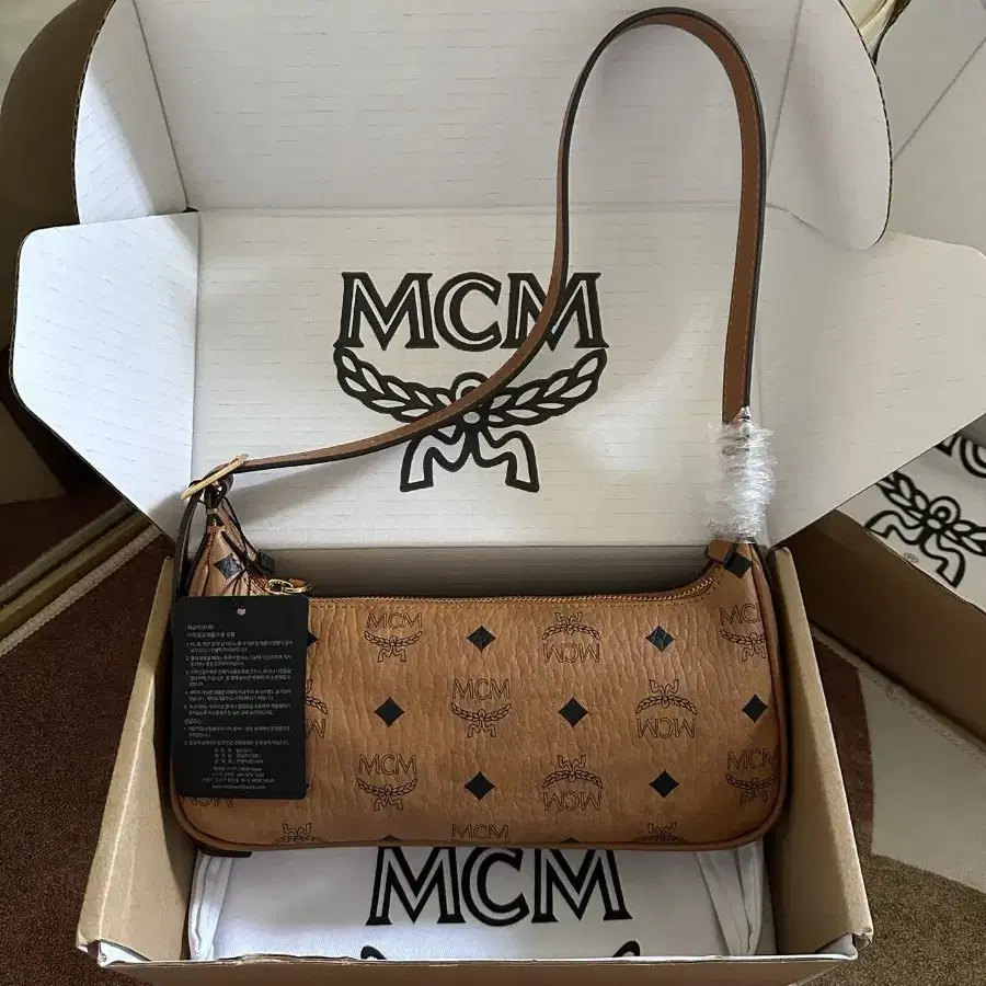 엠씨엠 MCM AREN VISETOS 호보백