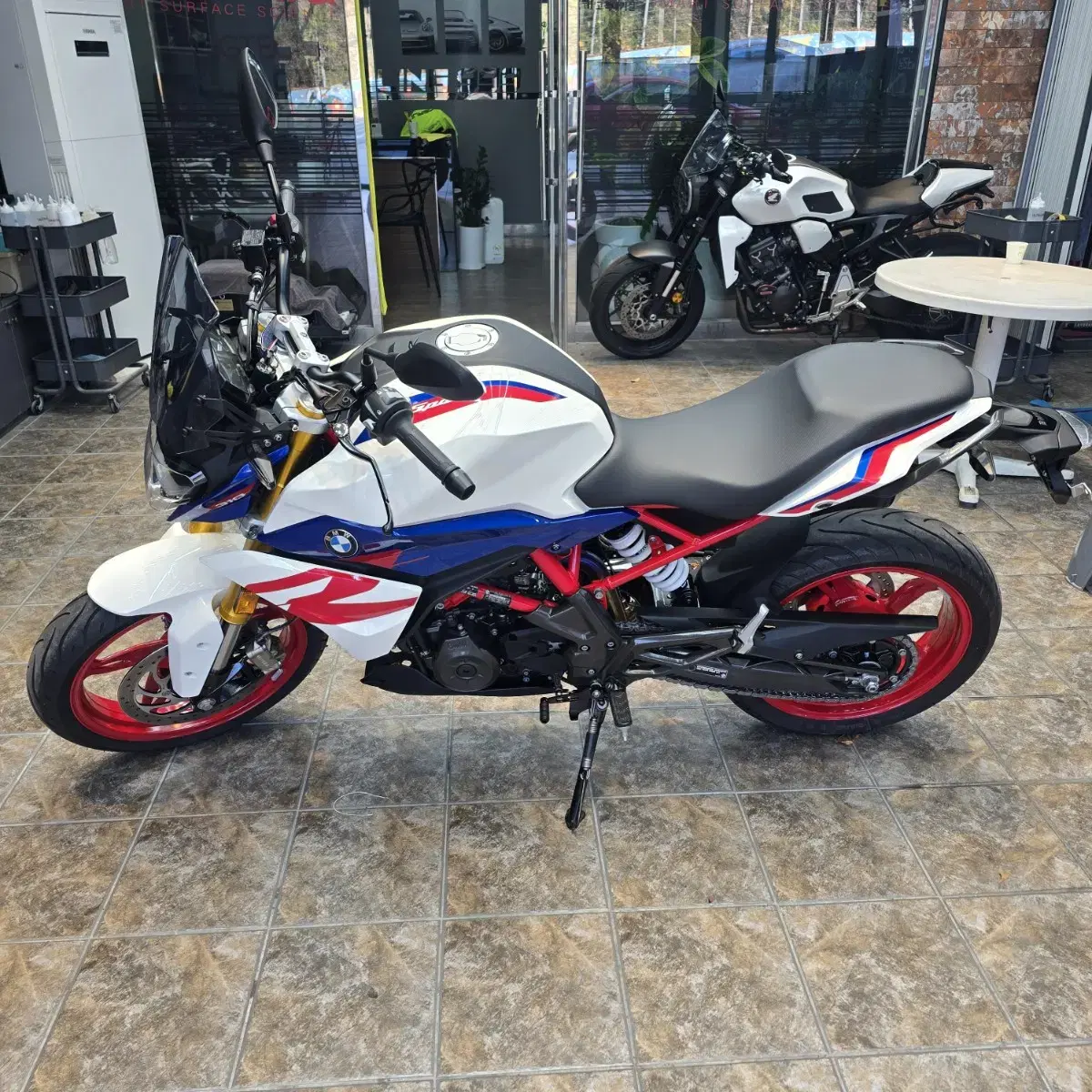 BMW g310r.