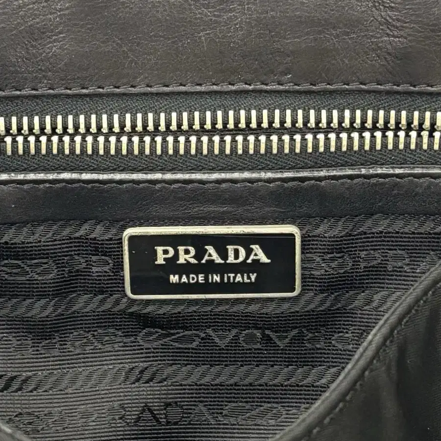 Prada 프라다 테수토 포코노 레더 버클 바게트백