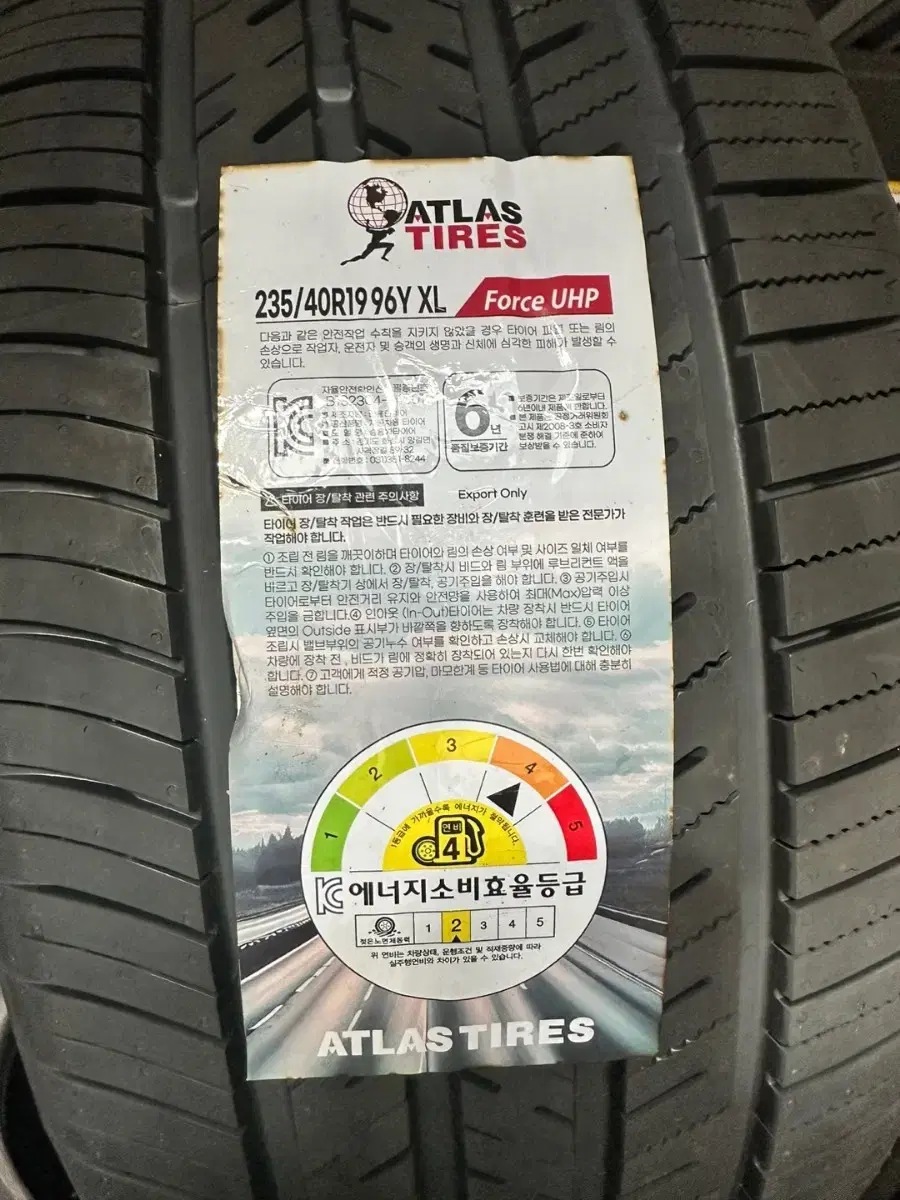 235 40R 19 아틀라스 타이어 팝니다