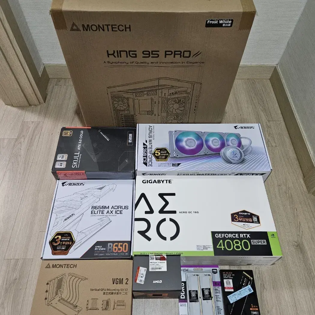 (화이트)7950X3D 램32G 1테라 4080 SUPER 에어로 수냉!