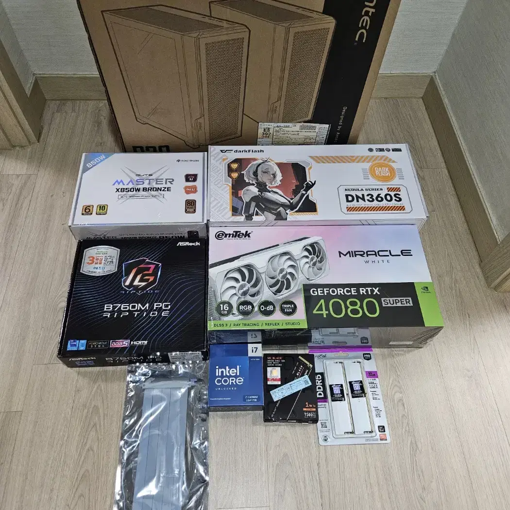 (화이트)14700K 램32G 1테라 이엠텍 4080 SUPER 수냉!~