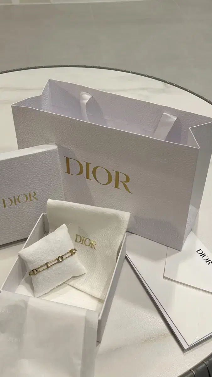 디올 Dior 한정판 팔찌 (원가 900,000원)