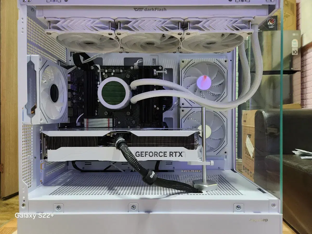 화이트 게이밍 컴퓨터 (7800X3D RTX4070TI SUPER)