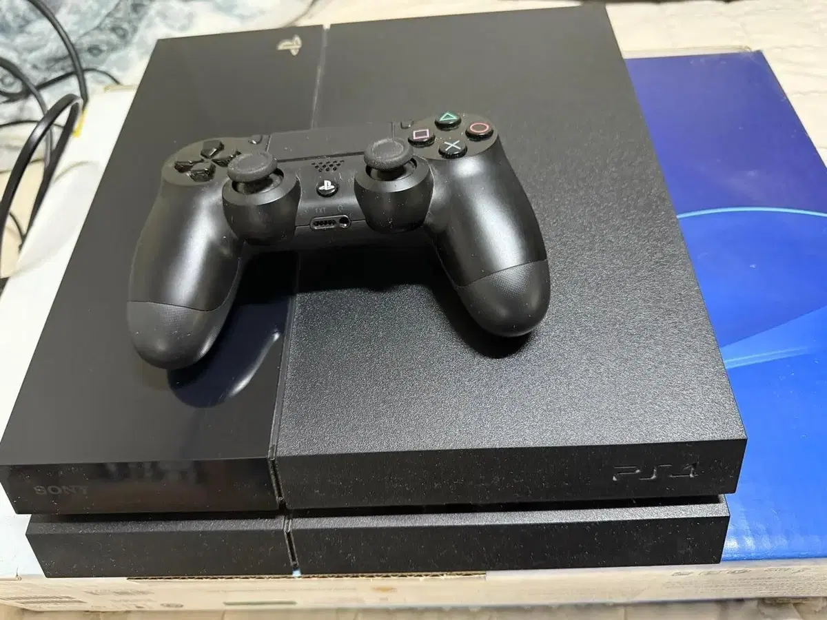 PS4 초기모델(CUH-1105A) 500기가 중고판매합니다.