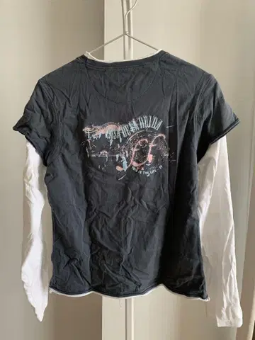 REINCARNATION 그래픽 프린트 래글런 티셔츠