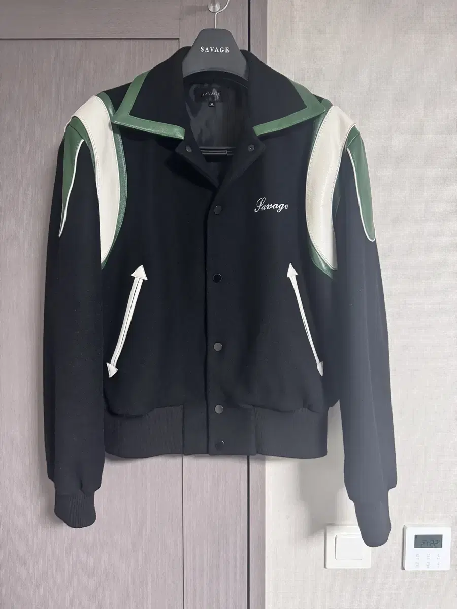 세비지 racing varsity jacket xl사이즈 판매합니다.