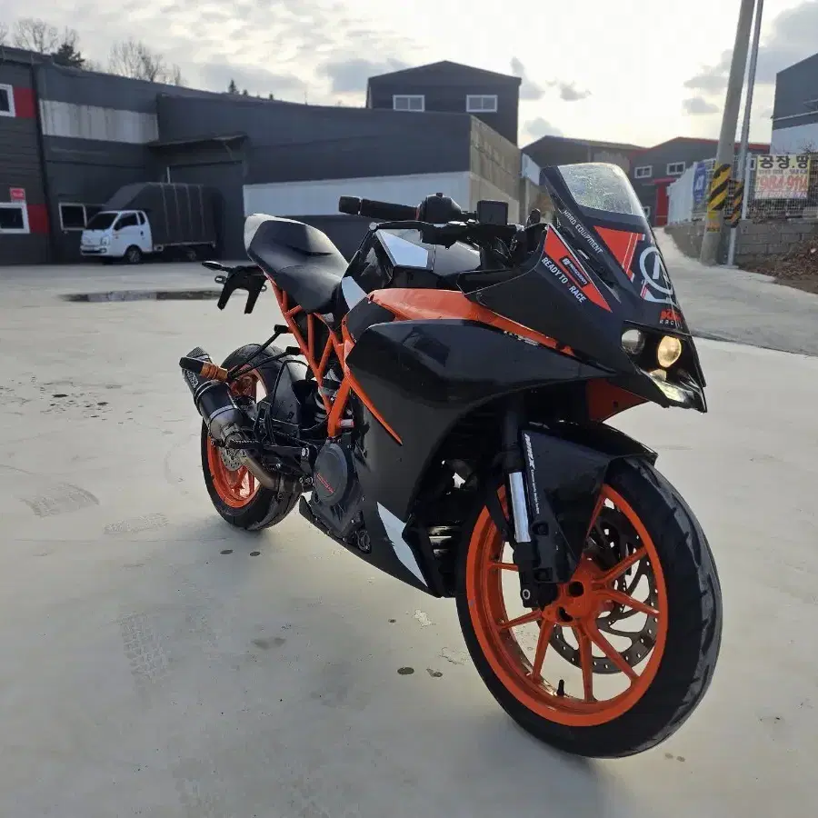 KTM 듀크  RC390  18년식 15000키로 260만원 머플러구변완