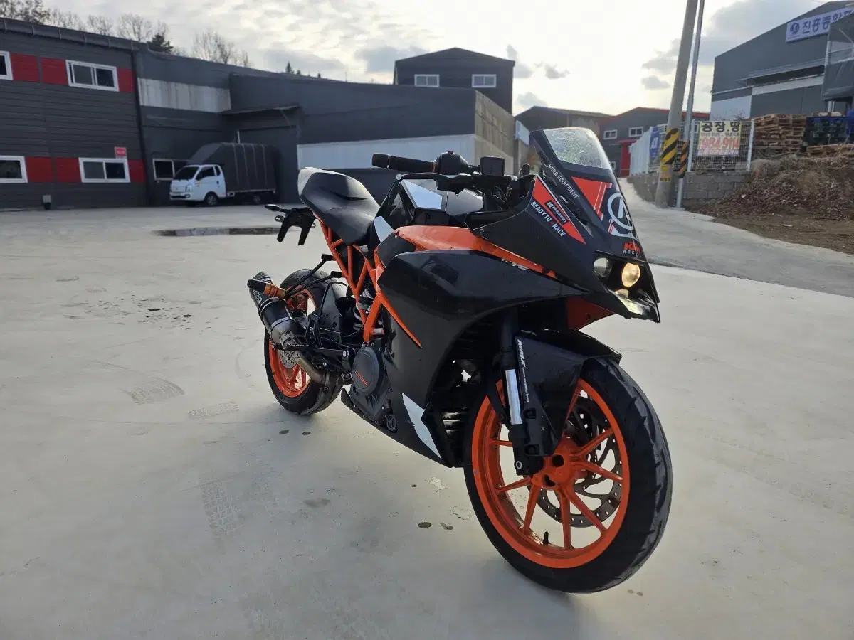 KTM 듀크  RC390  18년식 15000키로 260만원 머플러구변완