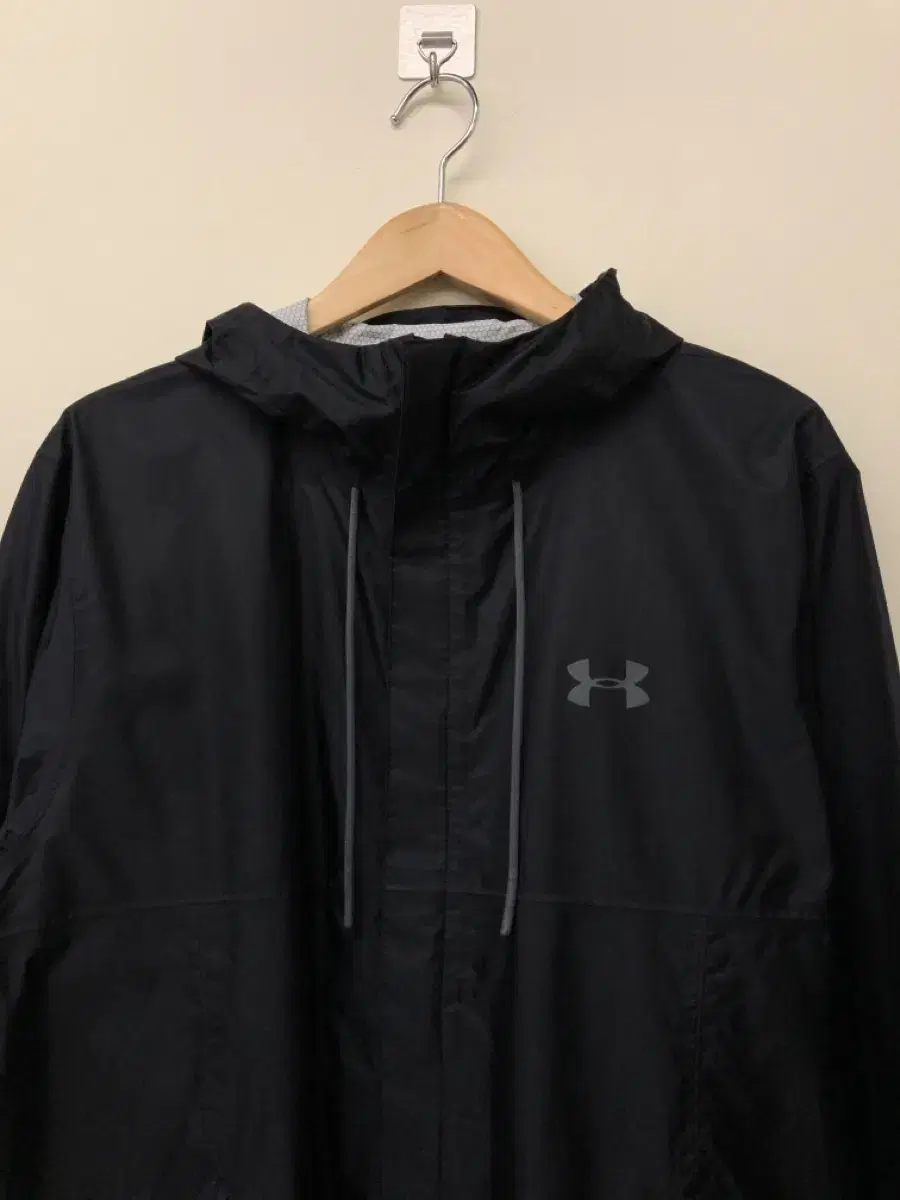 UNDER ARMOUR 바람막이