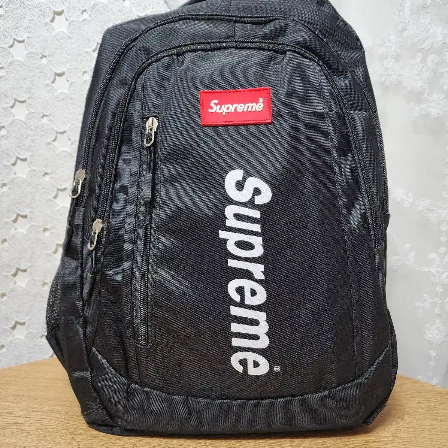 Supreme 백팩은