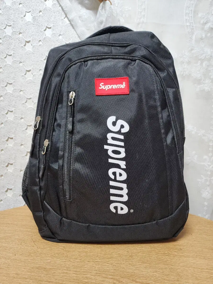 Supreme 백팩은