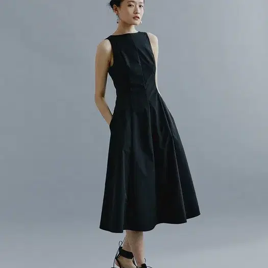 문리 Back Open Flare Dress_Black