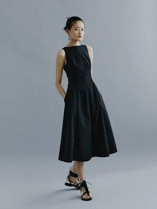 문리 Back Open Flare Dress_Black