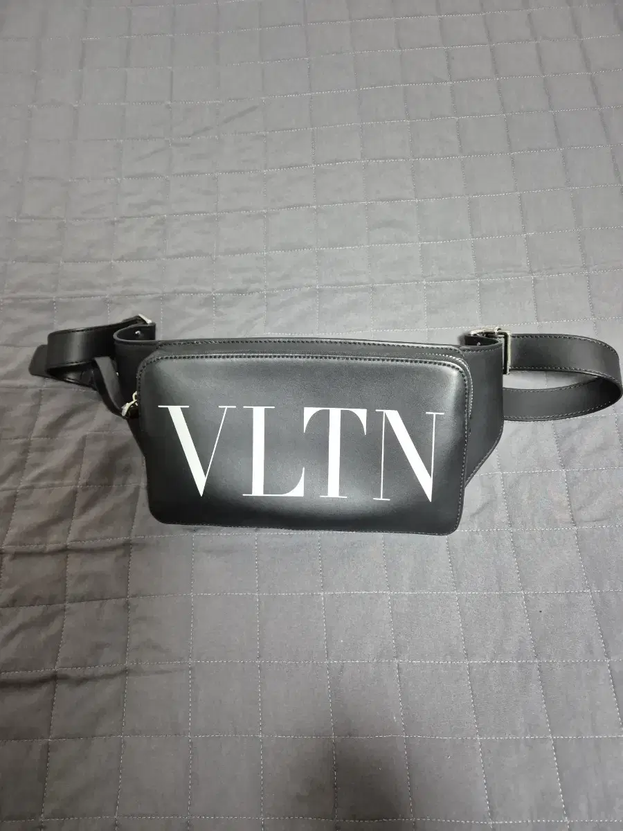 vltn(발렌티노) 벨트백