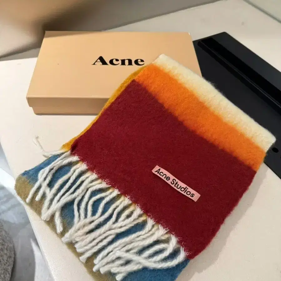 acne studios 겨울 플러그 태슬 목도리