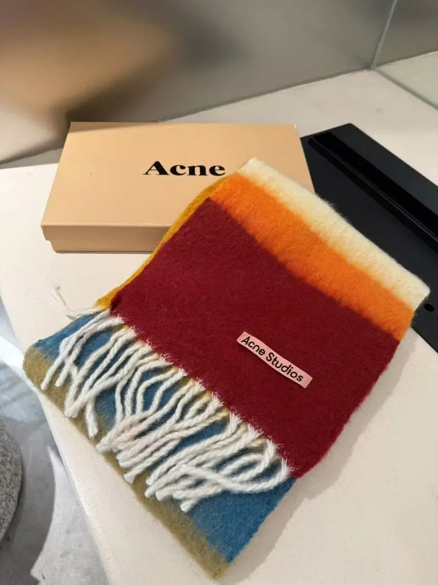 acne studios 겨울 플러그 태슬 목도리