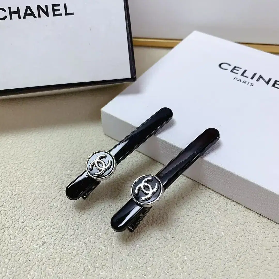 CHANEL 샤넬 신상 로고 머리핀