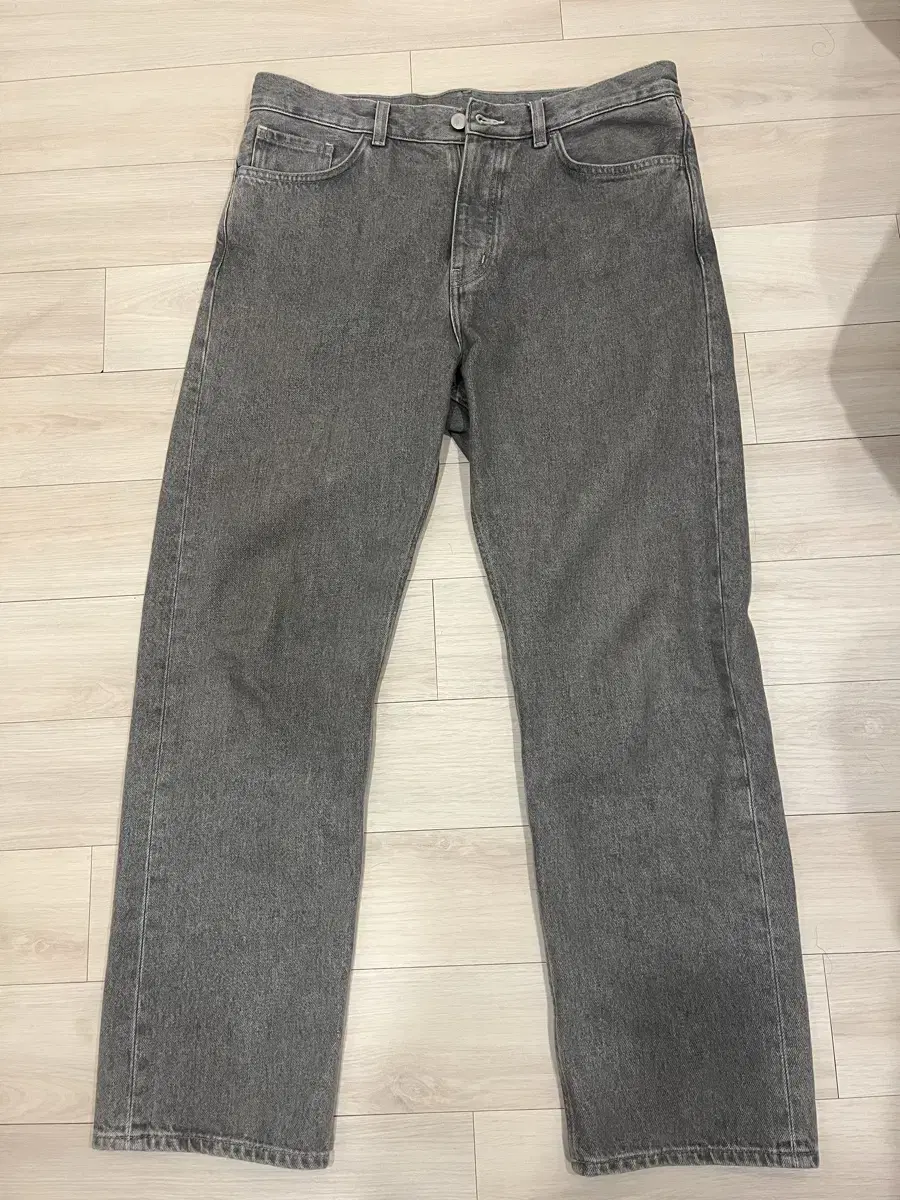 코스 relaxed straight jean GREY 32/30