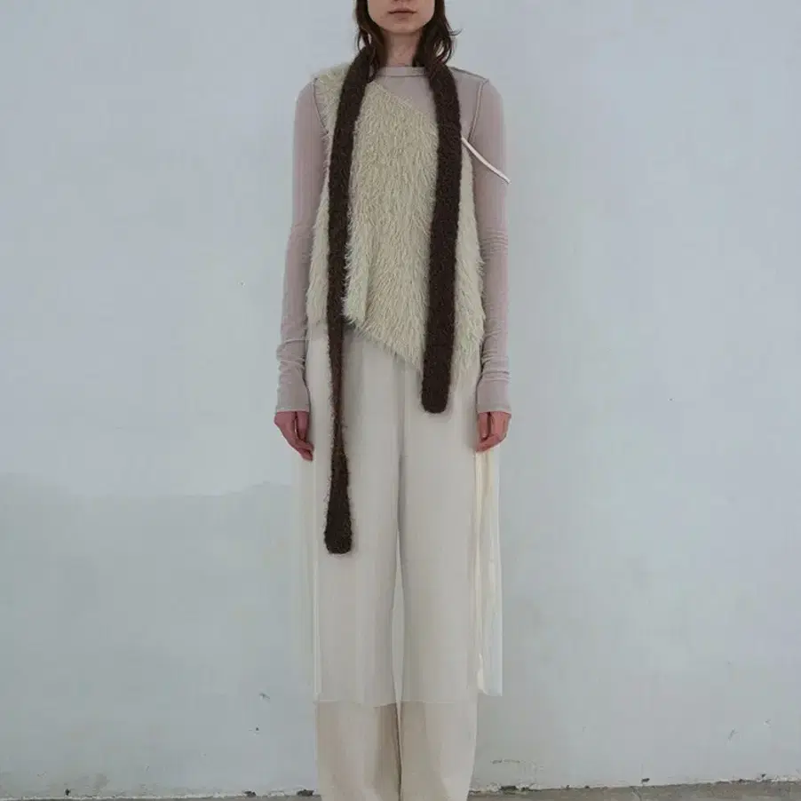 낫띵에브리띵 open side vegan fur vest ivory