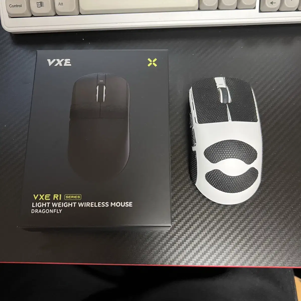 잠자리 VXE R1 SE+ 마우스 화이트  러버 그립 테이프 부착