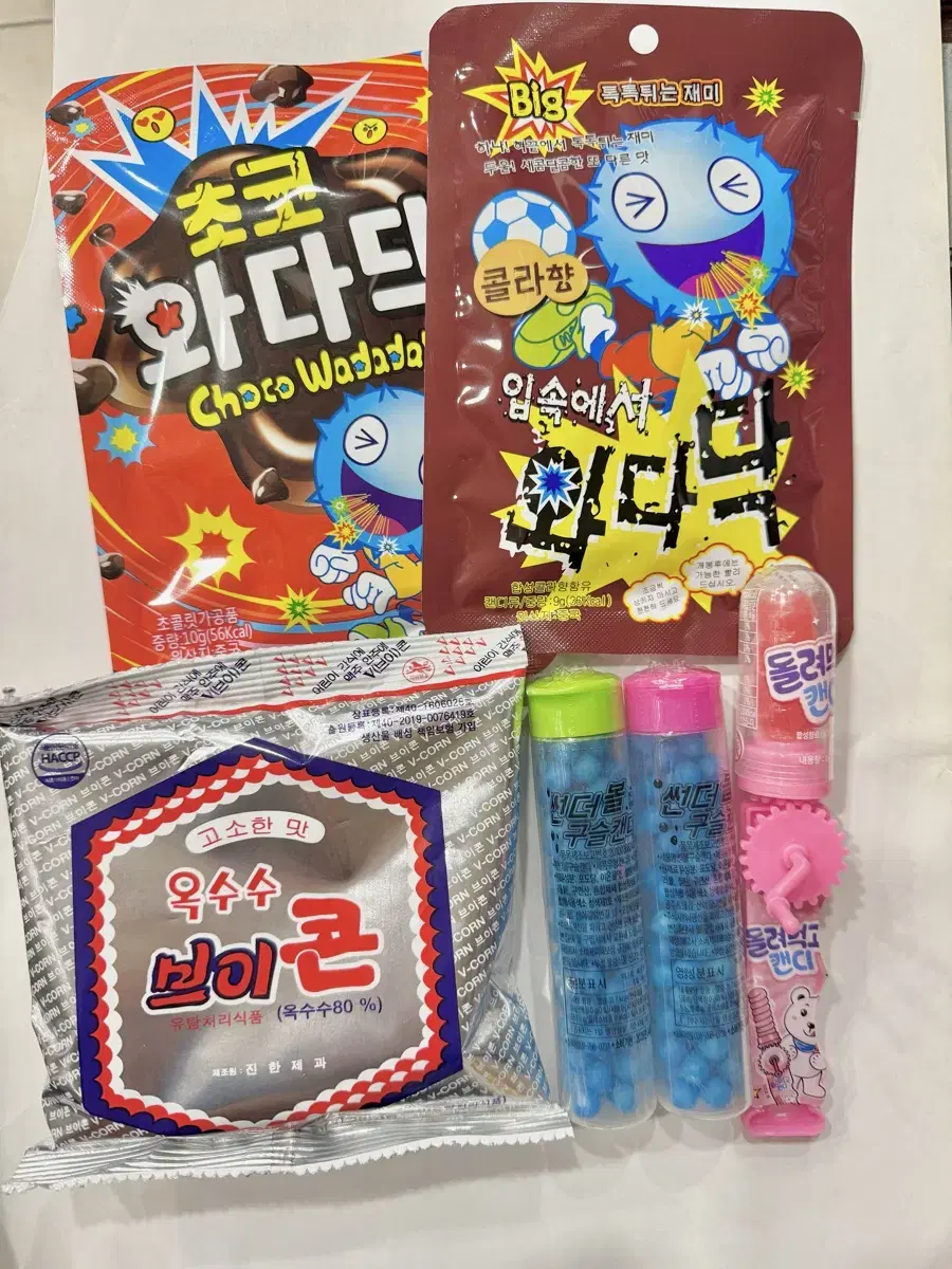 Snacks such as 700 won waddaddeung