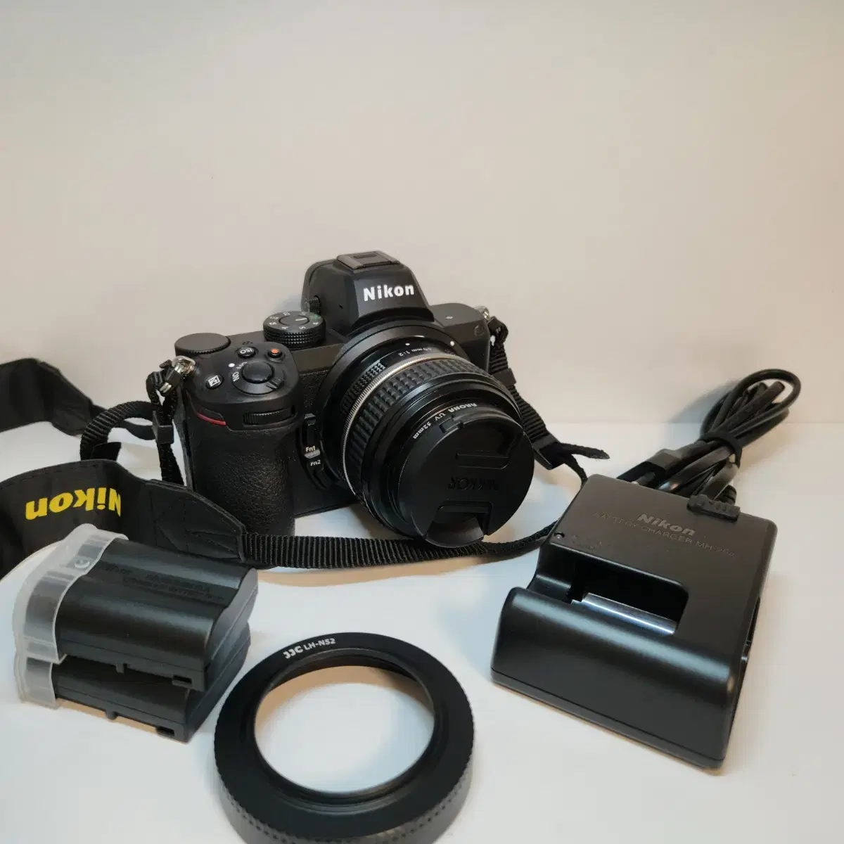 Nikon z5, 40mm se lens, 2 batteries, lens hood, 128GB SD kard