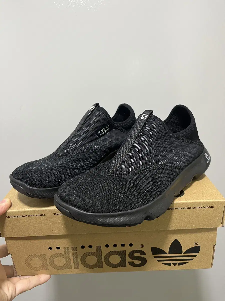 살로몬 rx moc5.0 블랙 235 사이즈 판매합니다.