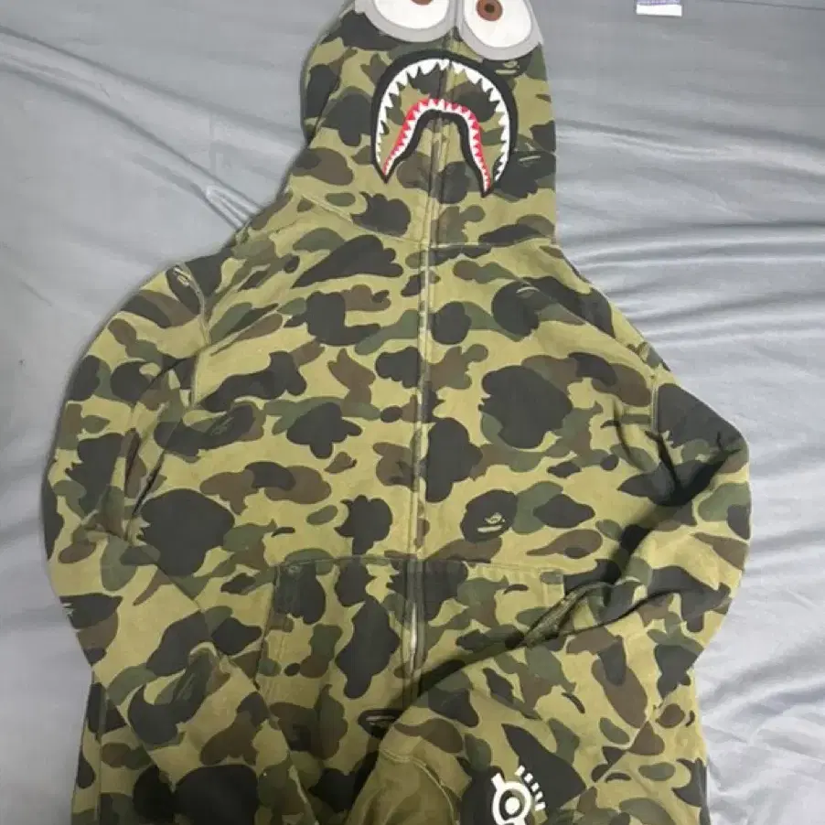 Bape 미니언즈 콜라보 샤크후드집업 2Xl 급처