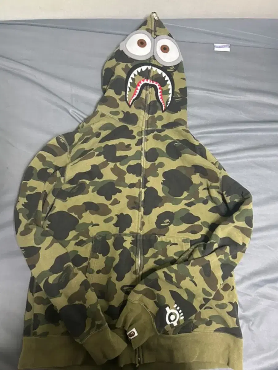 Bape 미니언즈 콜라보 샤크후드집업 2Xl 급처