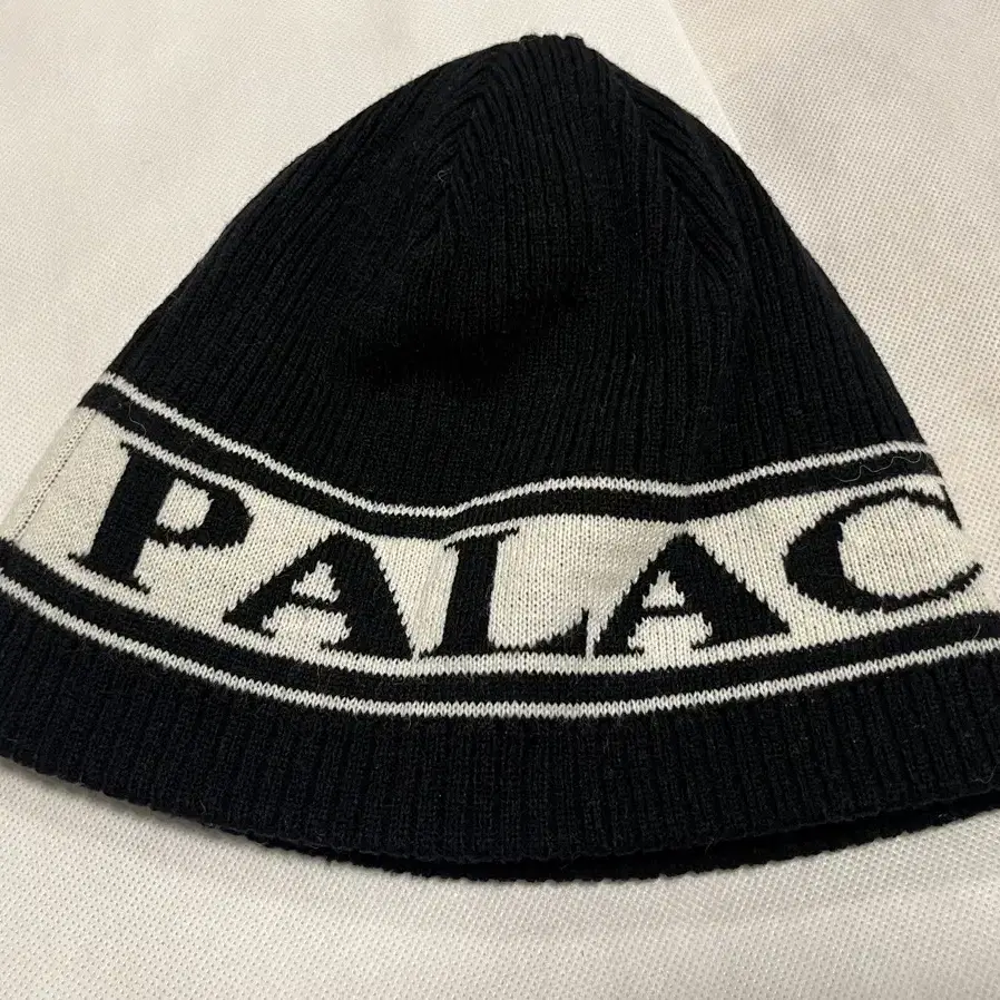 palace 팔라스 커프 비니 새상품 (블랙)