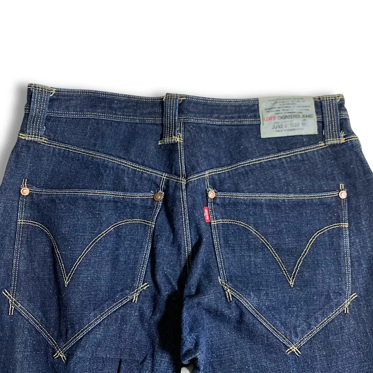 [33] Levis engineered pants