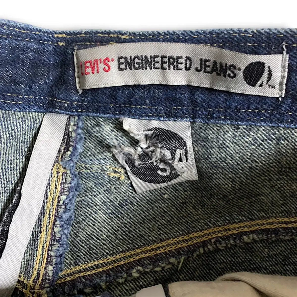 [33] Levis engineered pants