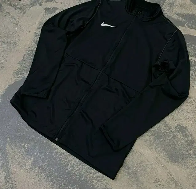 Nike DryFit Performance Zip Up100