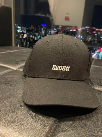 EGDE 로고가 새겨진 블랙 캡