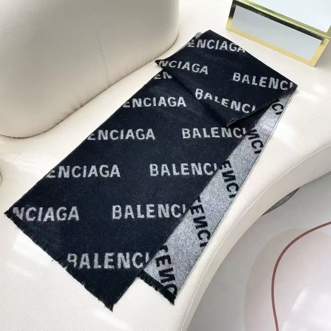 Balenciaga발렌시아가 클래식 스카프