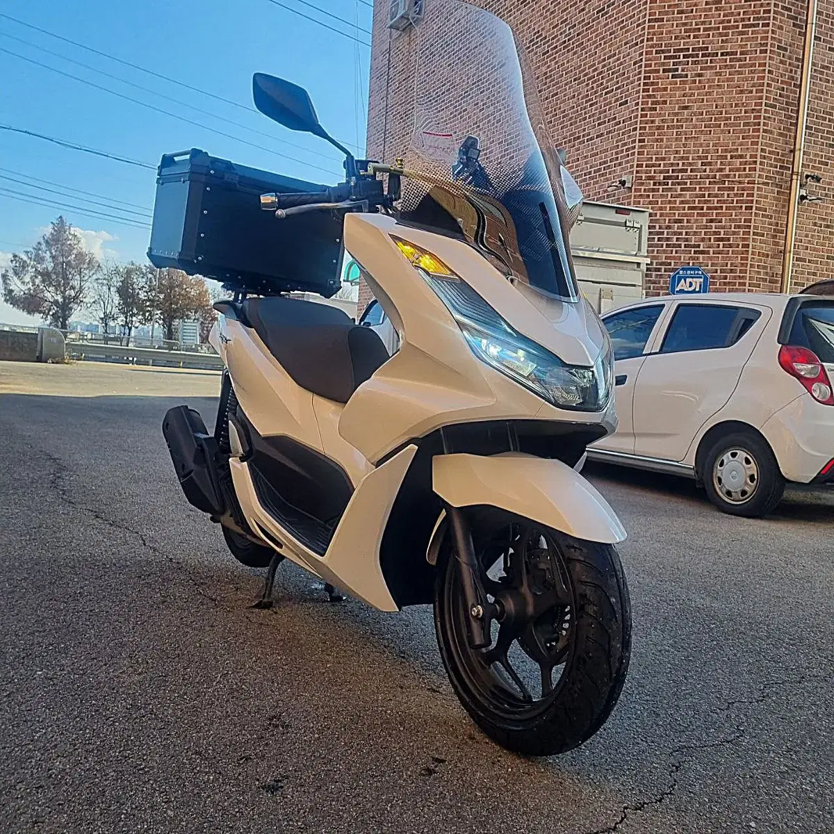 pcx125 24년식 화이트  9천km 풀셋팅 신차급