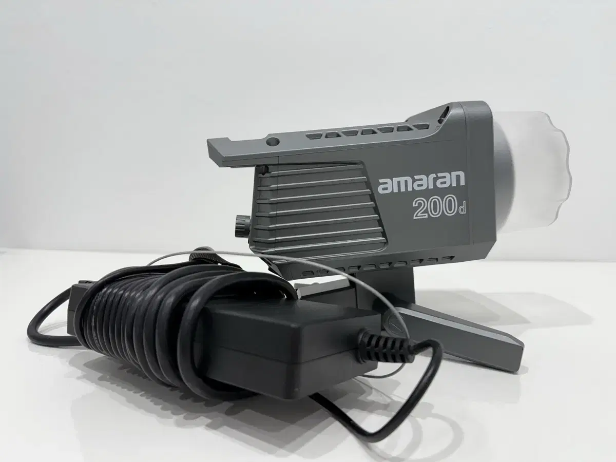 200W지속광 데이라이트 LED조명 판매합니다. amaran 200d