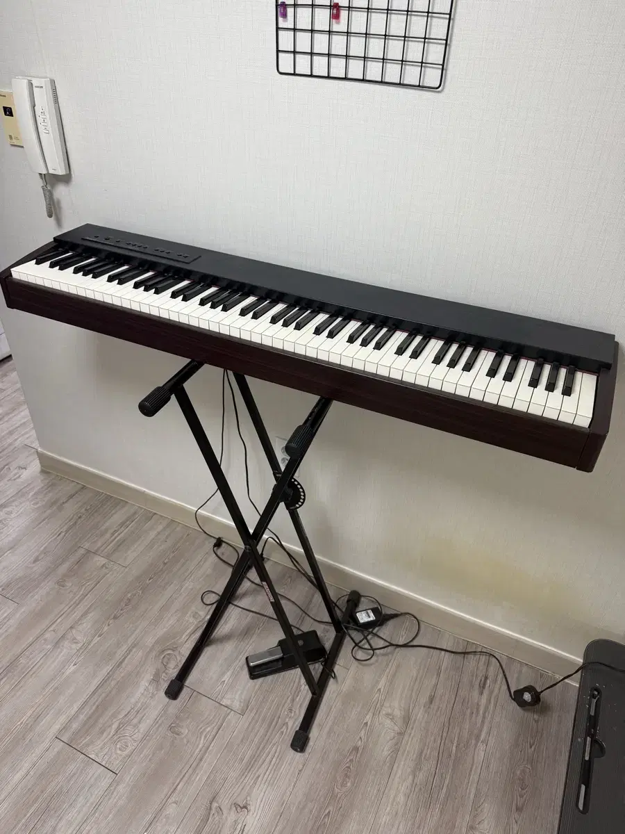 Roland digital piano F-20