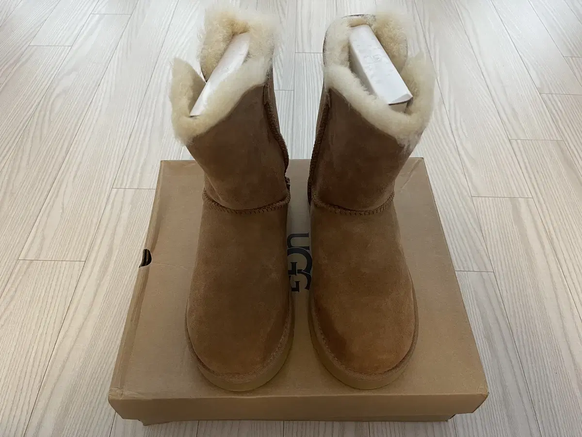 (새상품) UGG 어그 베일리 버튼2 체스트넛 240cm