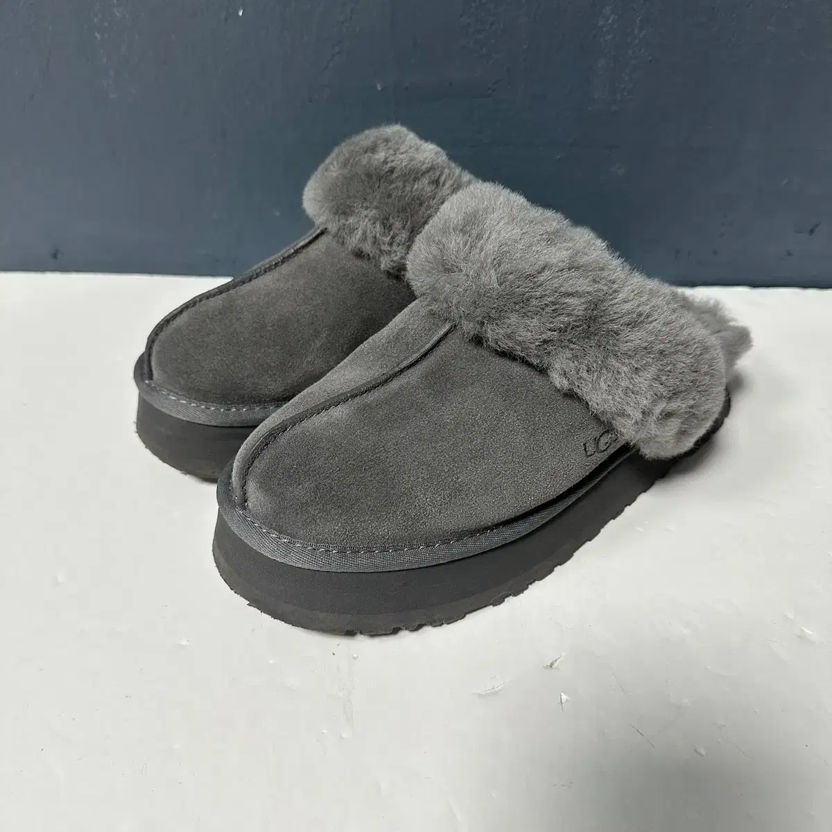 250 UGG 어그 디스케트 차콜 슬리퍼