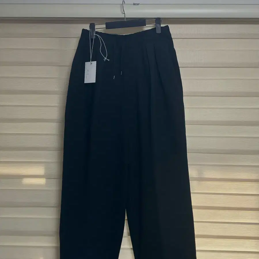 2) ANCELLM TUCK SWEAT PANTS